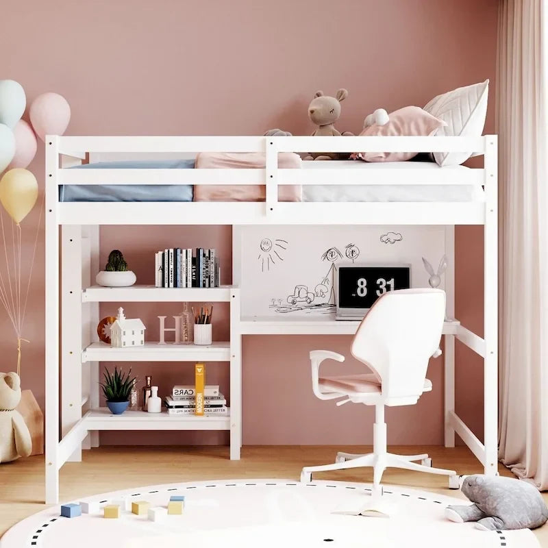 Lit mezzanine en bois pleine grandeur avec étagères, bureau et tableau d'écriture
