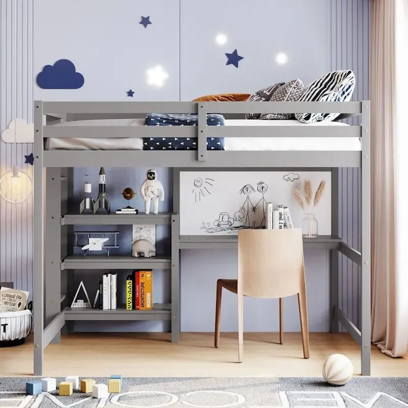 Lit mezzanine en bois pleine grandeur avec étagères, bureau et tableau d'écriture