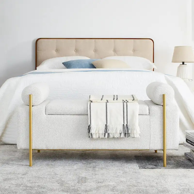 Banc de rangement capitonné en lin avec accoudoirs cylindriques et pieds en fer