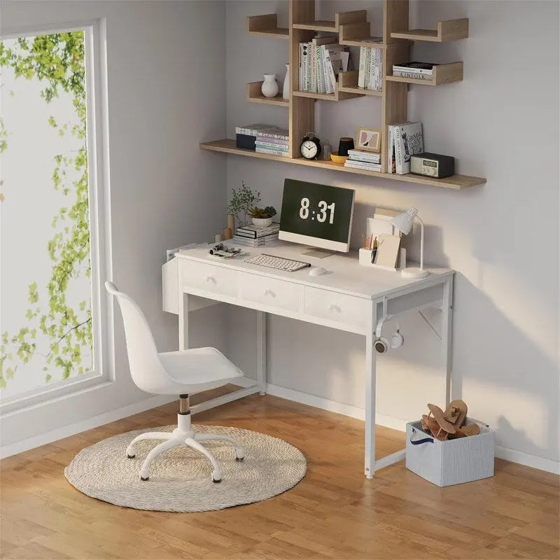 Petit bureau d'ordinateur blanc avec tiroirs en tissu